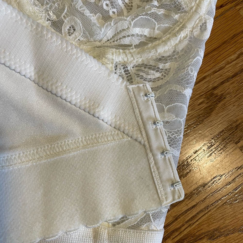 Elegant Lace Bustier in White 36C - Picture 9 of 10